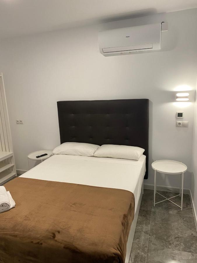 Hostal Alaska Madrid Exteriör bild