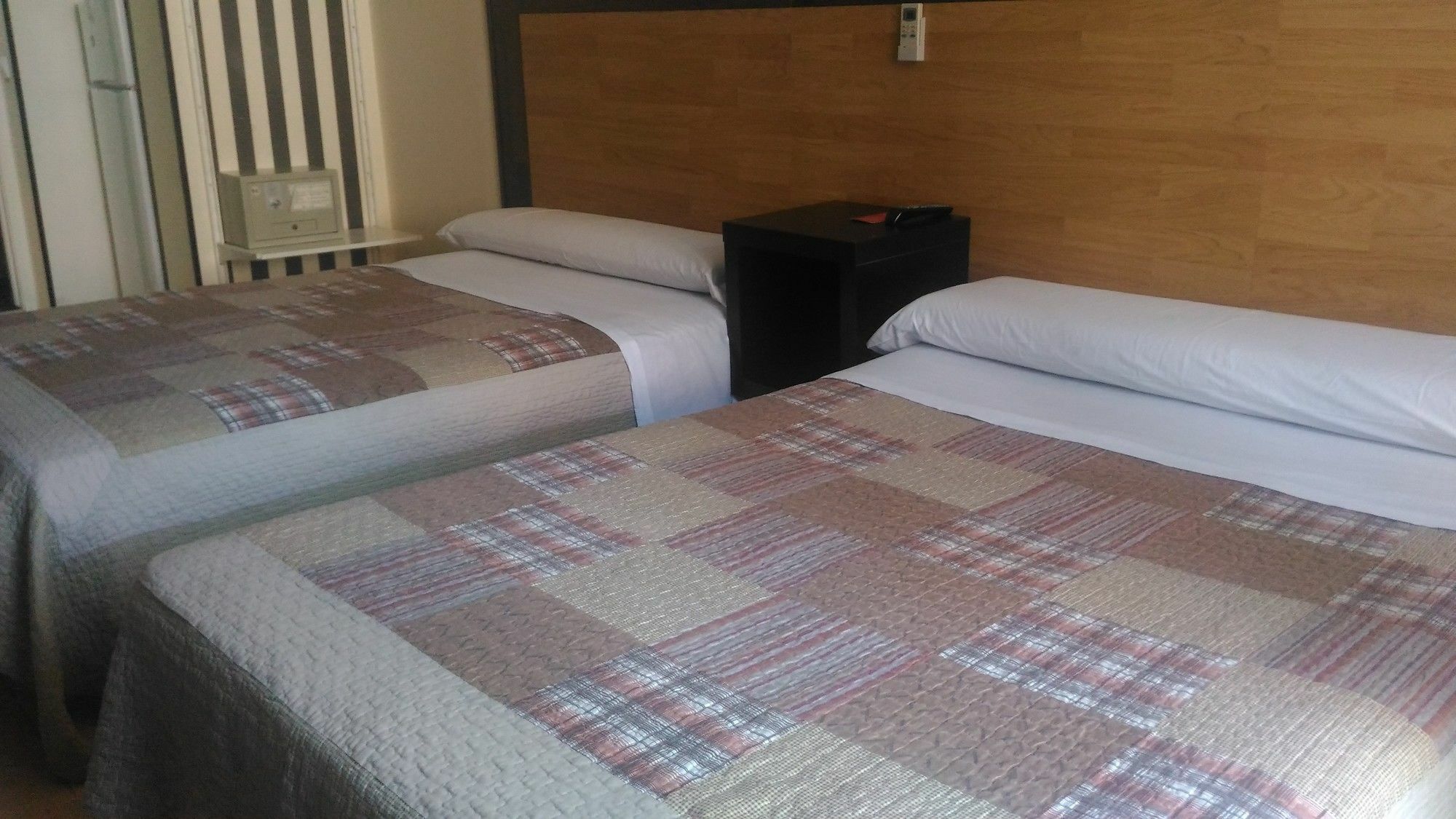 Hostal Alaska Madrid Exteriör bild