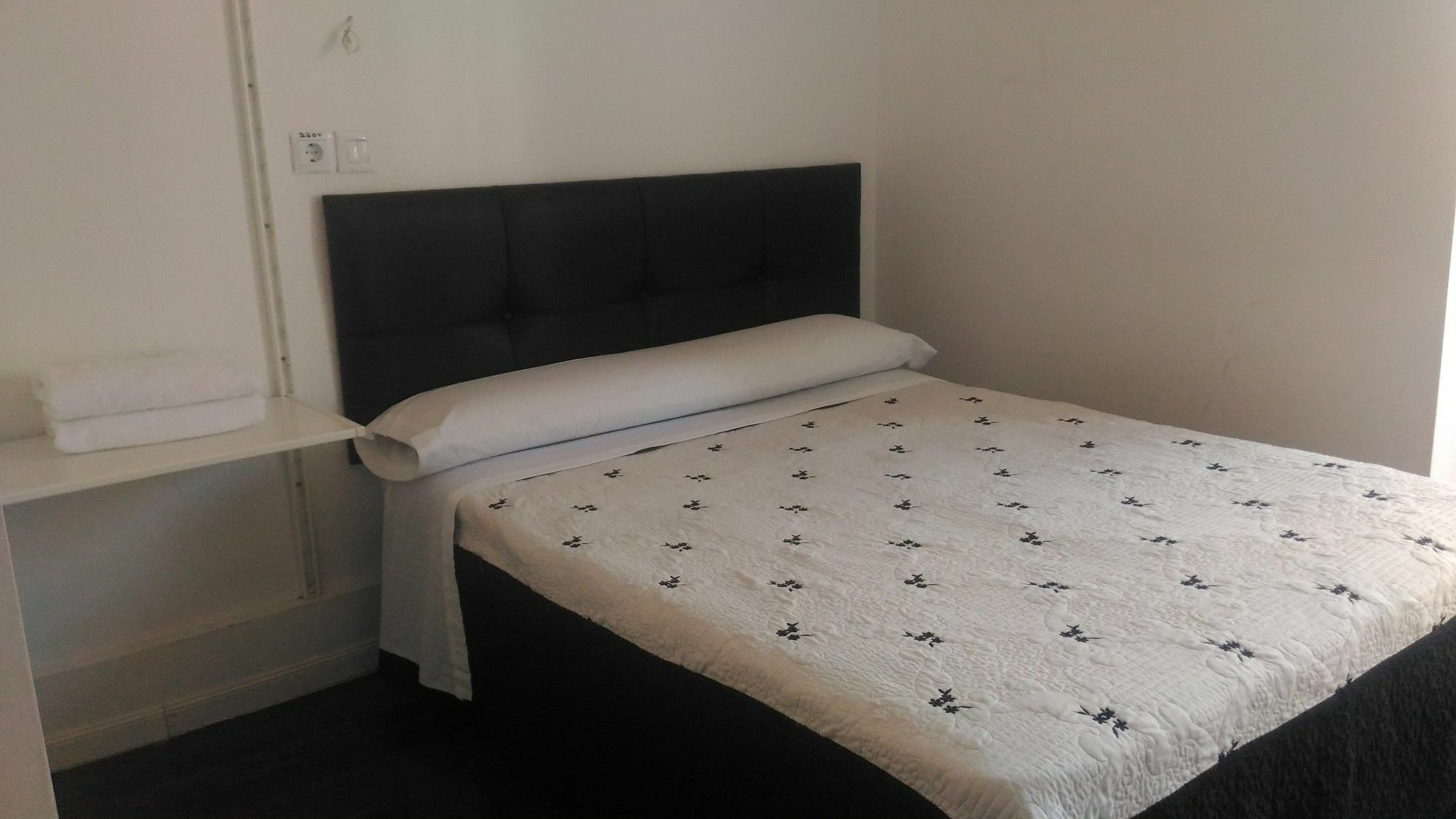 Hostal Alaska Madrid Exteriör bild