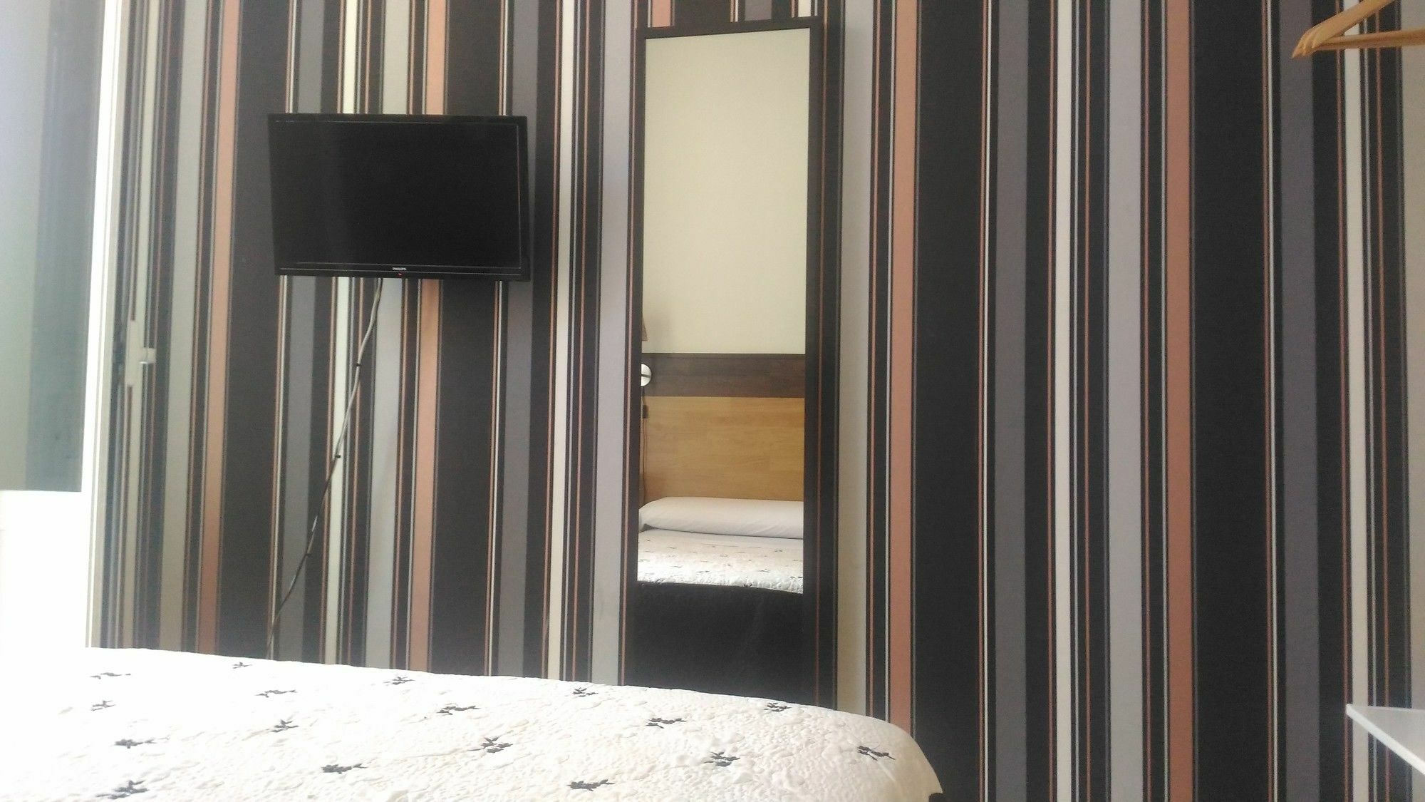 Hostal Alaska Madrid Exteriör bild